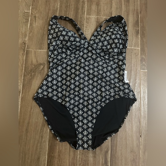 Old Navy Swim Nwts Old Navy One Piece Swimsuit Size 2x Black And